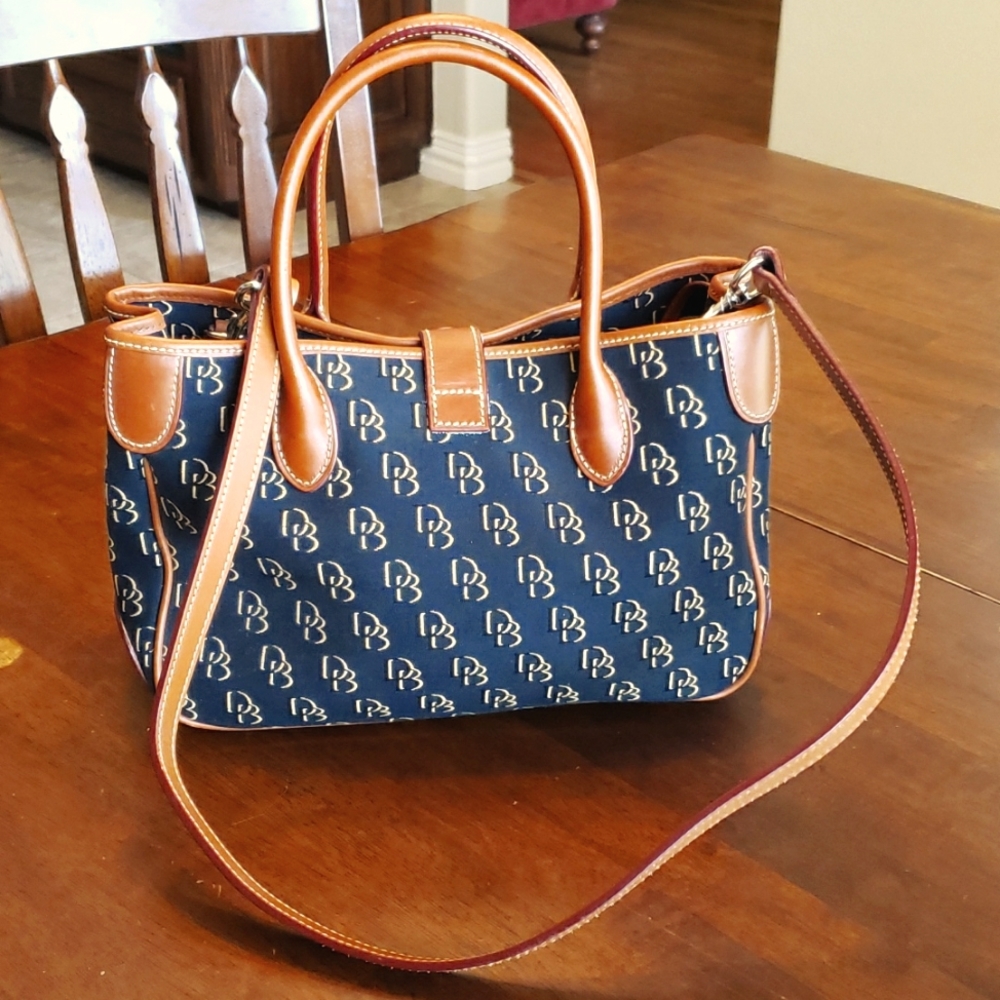 Classic Black and Tan Canvas Shoulder Bag - Picture 2 of 9